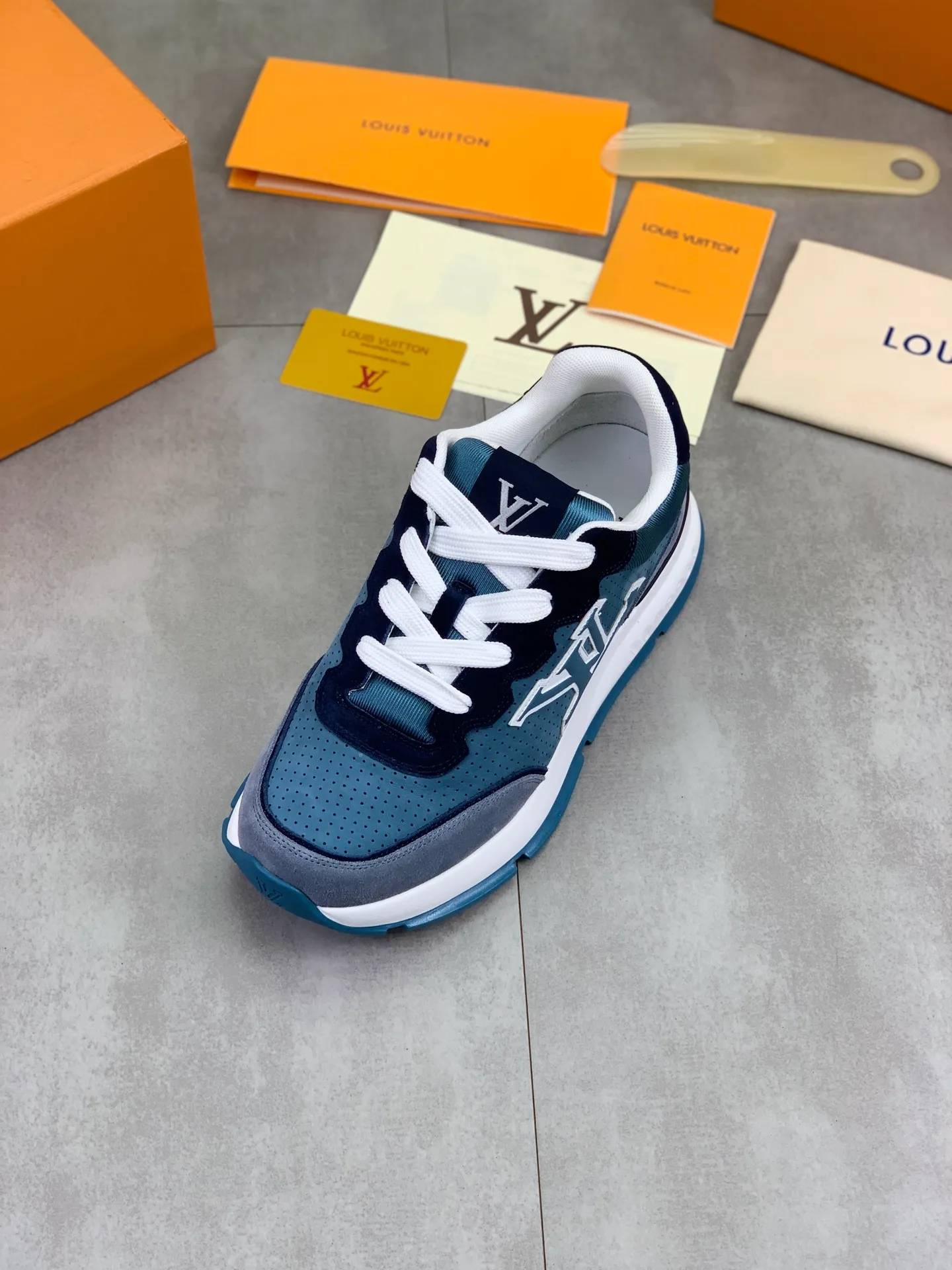 Factory price P700 💶 Top version [LOUIS VUITTON] Couple 🧑‍🤝‍🧑 Craftsman style Counter series (original order) New style 🍀LV Louis Vuitton - top version LV classic high-top trendy shoes! Made of imported original craft calfskin, original breathable lining, and original wear-resistant, lightweight, high-end TPU outsole! High quality products! 2️⃣ colors available, size: male 38-44 (45 46 customized)